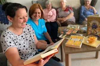 Lesestunde weckt Erinnerung und Neugier - Anett Klug (vorn) von der Gemeindebibliothek Zschorlau schaut regelmäßig zur Lesezeit in der Tagespflege bei Leiterin Doreen Riller und ihren Gästen vorbei.