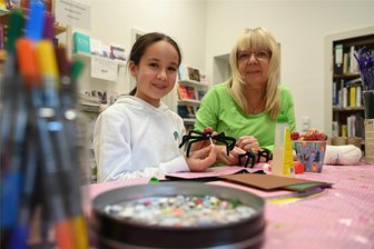 Lesezeichen und Spinnen basteln: Penig beteiligt sich erstmalig am Tag der Bibliotheken - Leserin Lina bastelt mit der ehrenamtlichen Helferin Gabi Fissel Spinnen und Lesezeichen.
