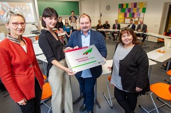 Lessing-Gymnasiasten erhalten den Sächsischen Schulpreis - Katrin Beyer (l.) und Heike Schulze (r.) vom Landesamt für Schule und Bildung gratulieren Zwölftklässlerin Luisa Baumgärtner und Lessing-Direktor Frank-Maik Richter zum Sächsischen Schulpreis. 