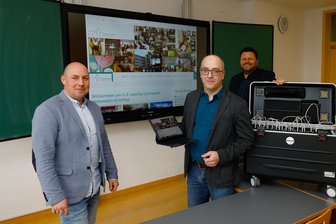 Lessinggymnasium in Hohenstein-Ernstthal ist „Digitale Schule“ - Schulleiter Simon Fickenscher (Mi.) und Rathausmitarbeiter Jens Hölperl (li.) sowie OB Lars Kluge (CDU) im Jahr 2022 mit erneuerter Technik im Lessinggymnasium.