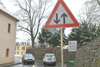 Lessingstraße: Fahrer debattieren über veränderte Verkehrsführung - An der Lessingstraße in Freiberg wurden Hinweisschilder für die veränderte Verkehrsführung aufgestellt.