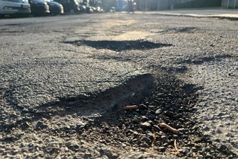 Lessingstraße in Zwickau: Ab Montag werden Bauarbeiten fortgesetzt - Die Lessingstraße ist für ihre Schlaglöcher bekannt. Jetzt wird ein weiterer Abschnitt saniert.