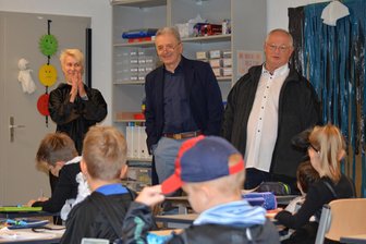 Lesson one: Erstklässler in Frankenberg lernen spielerisch englisch - Bürgermeister Thomas Firmenich traf in der bilingualen Grundschule in Frankenberg Geschäftsführer Rüdiger School vom Träger Saxony International School, Schulleiterin Bianka Teichmann (v.r.) und Schüler.