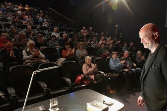 Lesung im Freiberger Kinopolis krönt Schalom-Reihe - Schauspieler Christian Berkel hat am Sonntag im Großen Saal des Freiberger Kinopolis Ausschnitte aus seinem Roman "Der Apfelbaum" vorgestellt. Der Sprecher und Autor spürt darin den jüdischen Wurzeln seiner Familie nach. Er habe dafür Archive besucht, Briefwechsel gelesen und Reisen unternommen, erfuhren die Zuhörer. Der Familienroman erzählt vor dem Hintergrund eines Jahrhunderts deutscher Geschichte auch von einer ungewöhnlichen Liebe. Die Lesung fand in Zusammenarbeit mit dem Taschenbuchladen, der Stadtbibliothek und dem Kinopolis Freiberg als Höhepunkt und Abschluss der Reihe "Schalom Freiberg" statt. Sie war zugleich ein Beitrag zum bundesweiten Festjahr "1700 Jahre jüdisches Leben in Deutschland", dem auch in Freiberg ein vielfältiges Programm mit Unterstützung des Bundesministeriums des Inneren, für Bau und Heimat gewidmet war. Die Schalom-Reihe war 2021 in Freiberg begonnen und 2022 weitergeführt worden.jan 
