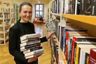Lesung im Glauchauer Schloss überraschend ausverkauft - Bibliotheksleiterin Birgit Jacob freut sich, dass die Lesung am 2. Mai ausverkauft ist.