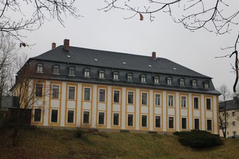 Lesung im Leubnitzer Schloss: Anett Klose stellt ihren Roman vor - Schloss Leubnitz vom Park aus gesehen.