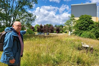 Lesung in Johanngeorgenstadt: Erinnerungen an eine Kindheit bei der Wismut - Michael Lauter am ehemaligen Standort der Lorenzbaracken, wo er zwei Jahre im Verborgenen lebte.