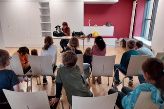 Lesung in Reichenbacher Bibliothek sorgt bei Kindern für leuchtende Augen - Die Hortkinder des Christlichen Kindergartenvereins Reichenbach bei einer Lesung mit Marieluise Ritter in der Bibliothek.