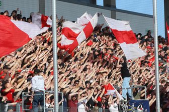 Lesung: Skurriles rund um Fußballspiele im Zwickauer Fanprojekt - Fans des FSV Zwickau bei einem Regionalligaspiel in der GGZ-Arena.