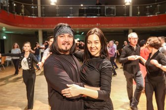„Let‘s Dance“: Diese Profitänzer feiern in Limbach-Oberfrohna ihre Rückkehr aufs Tanzparkett - Neun Jahre brachten die Profitänzer Erich Klann und Oana Nechiti in der RTL-Tanzshow „Let`s Dance“ Prominenten das Tanzen bei. In Limbach-Oberfrohna feierten die beiden am Samstag ihre Rückkehr auf das Tanzparkett.