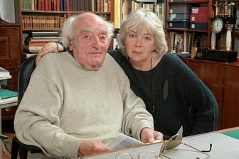 "Let's Dok" in Schwarzenberg: Filmischer Besuch in Stefan Heyms Bibliothek - Schriftsteller Stefan Heym 1998 in seinem Berliner Haus mit Ehefrau Inge. Im Hintergrund ist ein Teil der Arbeitsbibliothek zu sehen.