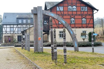 Letzte Arbeiten im Hintergrund vor dem Saisonstart der Blockline - Noch zu kalt zum Baden, aber schon schneefrei: Die Blockline am Freibad in Mulda.