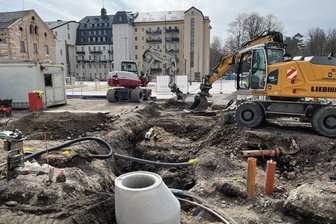 Letzte Arbeiten rund um den neuen Marktplatz in Flöha - Mitarbeiter von Schuck Bau Großrückerswalde haben am Donnerstag am neuen Markt in Flöha an einer Abwasserleitung gearbeitet.