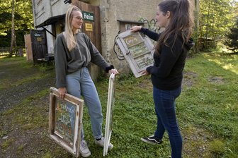 Letzte Auflage für Hartensteiner Rockfestival: Warum die „RFN“-Organisatoren den Stecker ziehen - Annabel (l.) und Juliane Rudolph beim Arbeitseinsatz vor dem Festival am Samstag.