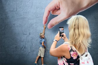 Letzte Chance auf ein lustiges Foto – Ausstellung „Nicht(s) Normal“ in der Chemnitzer City geht in den Endspurt - Miriam Gnentzen und ihr Sohn Johan haben spontan die Ausstellung im Roten Turm besucht. Sie sind begeistert von dem Ferienangebot.