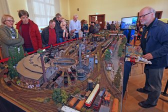 Letzte Chance für Modellbahnausstellung in Plauen - Gastaussteller Toralf Kellner (rechts) aus Greiz zeigt den Besuchern mit einer rollenden Mini-Kamera die Modellbahnwelt aus einer außergewöhnlichen Perspektive.