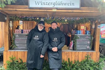 Letzte Chance für Winzerglühwein - Andreas Müller und Francesco Karnapp sind die "Weinfreunde Chemnitz" und laden zum "Austrinken" ein.