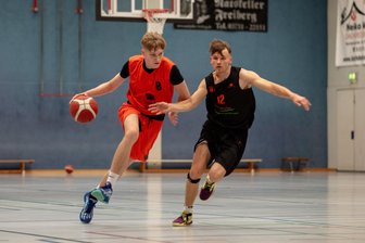 Letzte Chance vergeben: Freiberger Basketballer können Klassenerhalt nicht mehr aus eigener Kraft schaffen - Youngster Stefan Machac (l.) war mit 22 Punkten einmal mehr bester Punktesammler des ATSV.