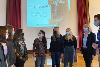 Letzte DDR-Flucht: Filmpremiere sorgt bei Netzschkauern Schülern für Gänsehaut - Nach der Premiere. Filmemacherin Nancy Brandt mit Netzschkauer Schülerinnen. 