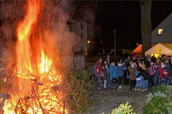 Letzte Ehre für den Weihnachtsbaum: Wohin mit dem Baum im Erzgebirge? - Ausgediente Weihnachtsbäume werden inzwischen auch im Erzgebirge gern bei Familienfesten verbrannt. Manchmal holen die Feuerwehrleute sogar die Bäume kostenlos ab. 