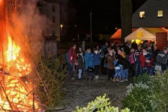 Letzte Ehre für den Weihnachtsbaum - Ausgediente Weihnachtsbäume werden inzwischen auch im Erzgebirge gern bei Familienfesten verbrannt. Manchmal holen die Feuerwehrleute sogar die Bäume kostenlos ab.