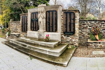 Letzte Ehre: Heimatfreunde aus dem Erzgebirge erinnern an Gefallene und einen bekannten Zithersolisten - 523 Namen von Bernsbachern, die im Ersten und Zweiten Weltkrieg gefallen sind, stehen auf dem sanierten Mahnmal auf dem Friedhof. Es soll an diese Menschen erinnern – und daran, wie wertvoll der Frieden ist.