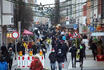 Letzte Einkaufstage zwischen Freude und Frust - Die Freiberger Altstadt war zum letzten verkaufsoffenen Tag in diesem Jahr gut besucht.