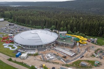Letzte Etappe beim Bau am Freizeitbad Greifensteine: Wann neue Rutschen und Becken fertig sein sollen - Nach drei Jahren ist die letzte Etappe bei einem Millionenprojekt am Freizeitbad Greifensteine bei Geyer im Gang. Dort entstehen etwa neue Rutschen und Becken.