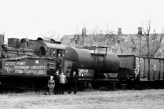 Letzte Fahrt nach 105 Jahren - Vor dem Gasthaus "Zur Lokomotive" stellten sich das Lokpersonal und einige Fans dem Fotografen. Anlass war die letzte Fahrt eines Zuges mit einer Lokomotive der Reihe BR 89 auf dem Industriegleis Reinsdorf am 31. Oktober 1965.