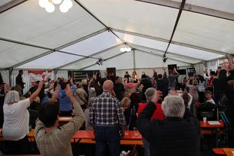 Letzte Fete vorm großen Umbau: Was die Besucher beim Planitzer Frühlingsfest erwartet - Begeisterte Besucher genießen die prima Stimmung beim Planitzer Herbstfest im Oktober 2023. Daran will der Veranstalter anknüpfen.