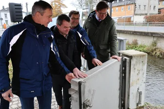 Letzte Flutschutz-Klappe verriegelt: 40-Millionen-Euro-Projekt gegen Hochwasser im Erzgebirge fertig - Eckehard Bielitz, Geschäftsführer Landestalsperrenverwaltung (LTV); Burkhardtsdorfs Bürgermeister Jörg Spiller, Frank Hunger (LTV) und Umweltminister Georg-Ludwig von Breitenbuch.