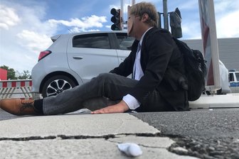 Letzte Generation Chemnitz vor Gericht: Die Blockade der Zwickauer Straße im Sommer 2023 und ihre Folgen - Am 14. Juli 2023 blockierten mehrere Aktivisten der Letzten Generation die Zwickauer Straße in Chemnitz. Ein Teil klebte sich auf der Straße fest.