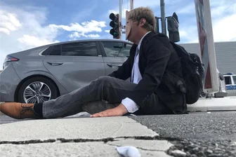 Letzte Generation: Klimaaktivisten kleben sich auf der Zwickauer Straße in Chemnitz fest - Ole (21) mit einer Maske von Bundeskanzler Olaf Scholz war einer, der sich am Asphalt festgeklebt hatte.