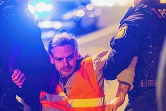 "Letzte Generation": Polizei Dresden stellt Klima-Kleber Bläul 105 Euro in Rechnung - Klimaaktivist Christian Bläul ist eines der bekanntesten Gesichter der "Letzten Generation" in Sachsen. In Dresden hat der studierte Physiker schon mehrfach Straßen blockiert - und jetzt die erste Rechnung für einen der Polizeieinsätze erhalten.
