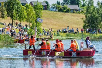 „Letzte Generation“ siegt beim Bootsrennen in Pfaffroda - Die siebenköpfige Besatzung vom Dorfclub Hallbach paddelte der Konkurrenz vor etwa 300 Zuschauern davon.