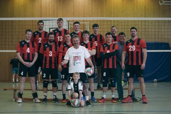 Letzte Hausaufgaben erledigt: Hennersdorfer Volleyballer schmettern sich zum Titel - Geschafft: Die Volleyballer des Hennersdorfer SV sind Bezirksmeister 2025.