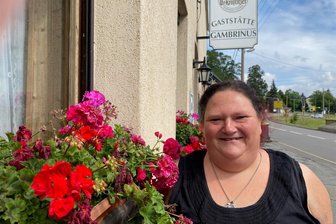 Letzte Kneipe im Dorf feiert 150. Geburtstag: Warum Vereine und B 175 für das „Gambrinus“ in Dennheritz ein Glücksfall sind - Sandra Große-Ramm vor der Gaststätte „Gambrinus“ in Oberschindmaas. Im traditionsreichen Haus wurde kürzlich das 150-jährige Bestehen gefeiert.
