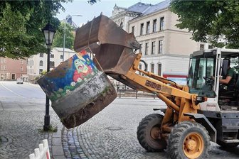 Letzte Litfaßsäule in Schwarzenberg: Beim Abriss gab’s nur Bauschutt und keinen Überraschungsfund - Das Ende der letzten Litfaßsäule von Schwarzenberg: Ein Bagger half beim Abriss der schweren Betonringe.