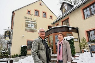 Letzte Monate in Lehmanns Café in Chemnitz: Loslassen vom Lebenswerk - Christina und Wolfgang Lehmann vor ihrem Café an der Markersdorfer Straße. Sie suchen händeringend Nachfolger. 