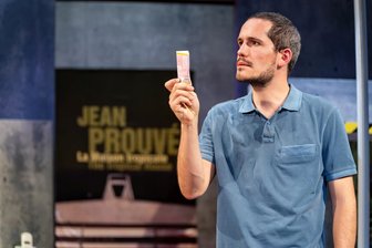 Letzte „Nein zum Geld“-Vorstellung in Freiberg mit Hindernissen - 16 Mal gab Fabian Voigt in „Nein zum Geld“ in den Theatern Freiberg und Döbeln den Lottogewinner Richard. Bei der letzten Vorstellung am Donnerstag konnte er allerdings wegen einer Verletzung nicht auftreten.