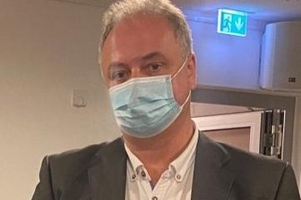 Letzte Ratssitzung als Bürgermeister - Zum Abschied gab es für Mirko Ernst am Dienstag unter anderem einen Räuchermann.