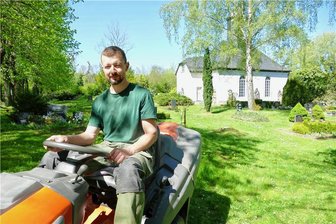 Letzte Ruhestätte unter der Trauerblutbuche: Baumbestattung in Zschopau im Trend - Auf der Wiese vor der Zschopauer Friedhofskapelle hat Christoph Reichel mit seinem Rasentraktor derzeit viel zu tun. 