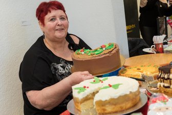 Letzte Runde: Auerbacher Göltzschtalgalerie zieht bei Kunsthandwerkermarkt noch einmal viele Besucher an - Karla Reinwart ist traurig, dass sie Kuchen und Torten nicht mehr in der Göltzschtalgalerie verkaufen kann.