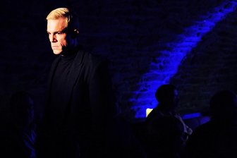 „Letzte Tage Lodz“ im Theater Freiberg eröffnet Tacheles-Reihe 2026 - Alexander Donesch als verzweifelter Vater in der Aufführung „Letzte Tage Lodz“ in Freiberg.