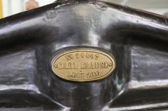 Letzte verbliebene Buchbinderei in Zwickau bildet zurzeit nicht aus - Eine der historischen Maschinen aus dem Jahr 1906.