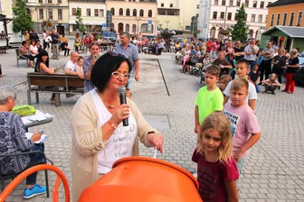 Letzte Verlosung des Lengenfelder Gewerbevereins - Zum letzten Mal wird am Freitag Gabriela Krauthahn die Namen von Gewinnern vorlesen.