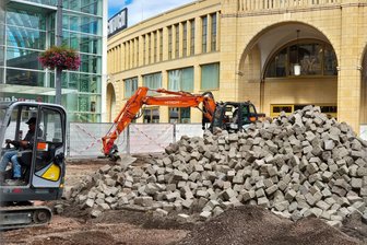 Letzter Abschnitt mit Pflasterarbeiten auf Chemnitzer Neumarkt haben begonnen - Im Bereich zwischen Rathaus, Peek & Cloppenburg und der Galeria Roter Turm wird neues Pflaster verlegt.