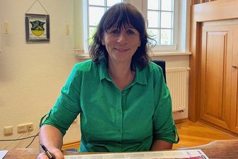 Letzter Arbeitstag für Isa Suplie nach 14 Jahren auf dem Schönecker Bürgermeisterstuhl - Isa Suplie am letzten Arbeitstag an ihrem Schreibtisch im Schönecker Rathaus. Foto: Sybille Jakob