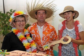 Letzter Arbeitstag für Triebels Bürgermeisterin Ilona Groß: Jetzt Ferien für immer - "Ilona ab nei's Paradies!" - schon vor zehn Jahren schickte Udo Seeger (Mitte) Triebels Bürgermeisterin Ilona Groß (links) in den Urlaub. Damals war es Karneval, jetzt ist es Wirklichkeit: Groß hört auf, Seeger ist ab Montag ihr Nachfolger - und den Gemeindeamtsschlüssel von Sabine Frank (rechts) gibt's nicht nur symbolisch.