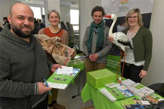 Letzter Aufruf an Rückkehrer in Freiberg: Jobtag wird abgelöst - Kristin Häuser (hinten li.) und Andrè Freymann (hinten re.) präsentierten auf der Rückkehrermesse nicht nur Produkte ihres Kräuterhofes, sondern auch ihre Story als Zuzügler. Mit Ratschlägen half auch Helen Bauer (re.) von der Nestbauzentrale Mittelsachsen.
